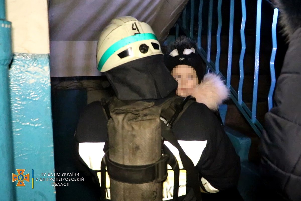 Новости Днепра про Из-за ночного пожара в Днепре спасатели вывели на улицу весь подъезд