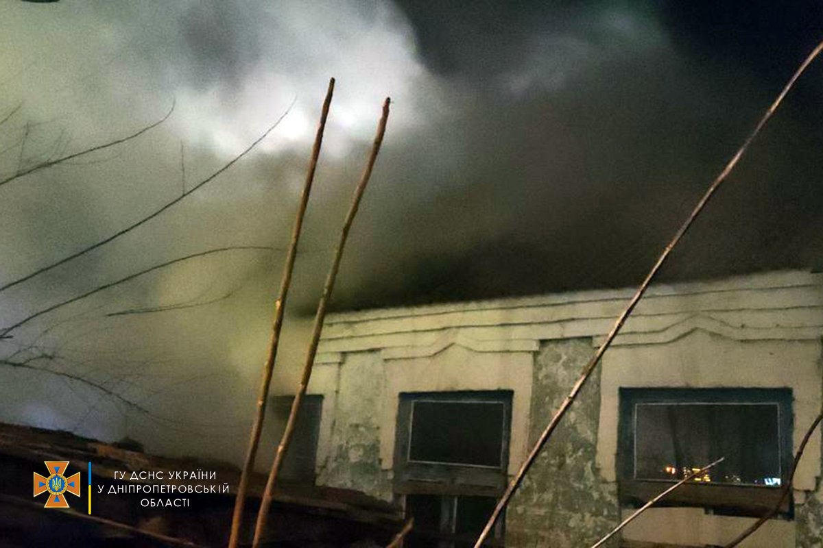 Новости Днепра про В Никополе горел жилой дом: пожар тушили восемь спасателей больше часа