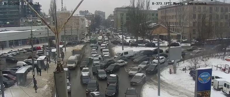 Новости Днепра про Не опять, а снова: в Днепре на съезде с Нового моста образовалась километровая пробка