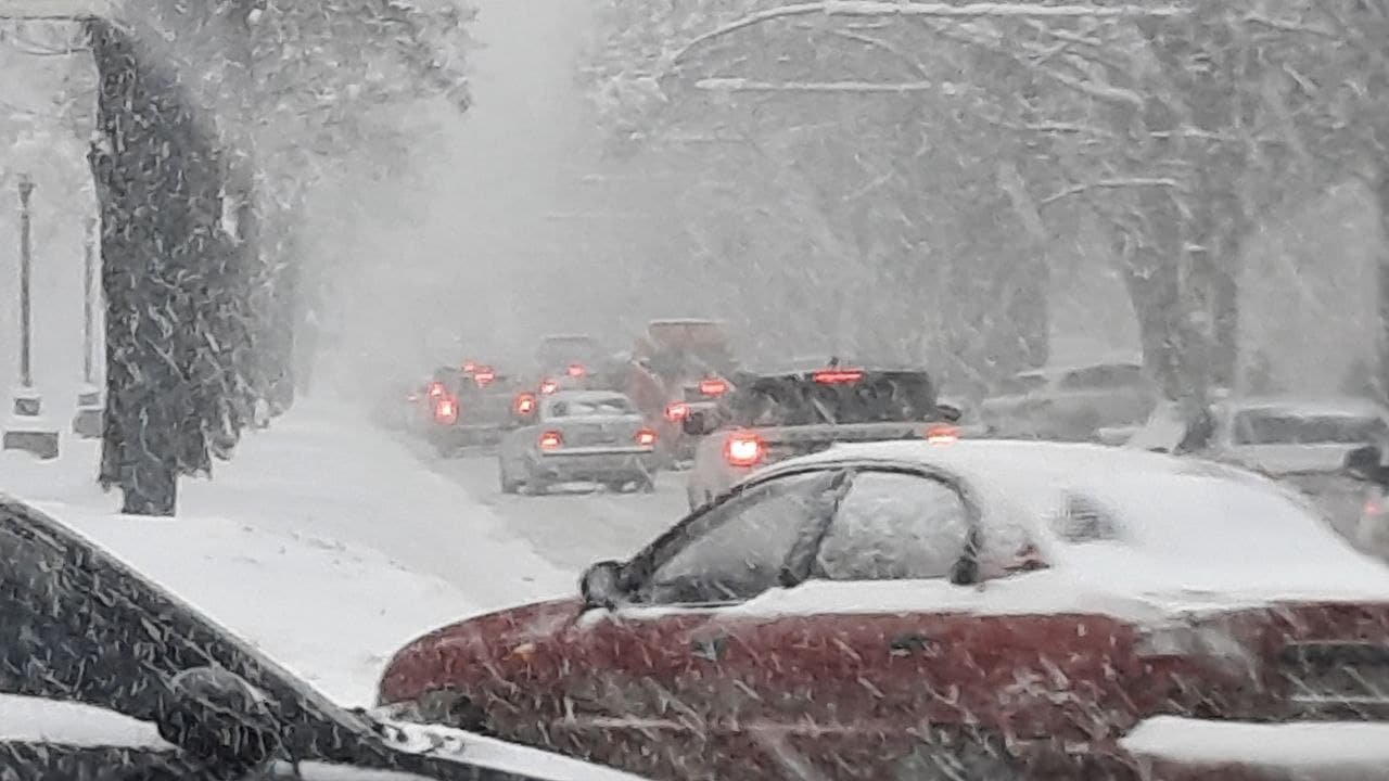 Новости Днепра про Километровые пробки и опаздывающий транспорт: Днепр парализовал сильный снегопад