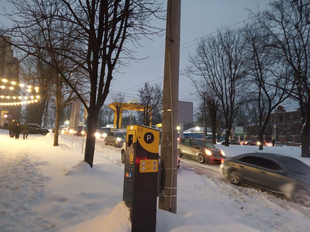 Новости Днепра про Домой вовремя не попадешь: в Днепре движение на спуске к памятнику Славы парализовано