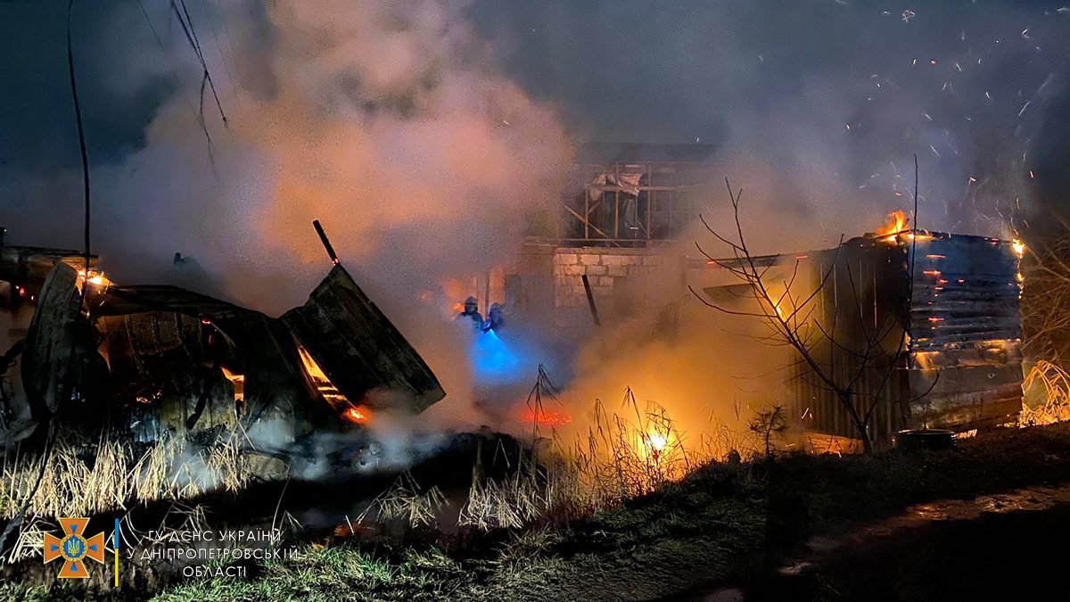 Новости Днепра про Сгорели Ford, BMW и пострадала женщина: в Днепре ночью случился пожар (ВИДЕО)