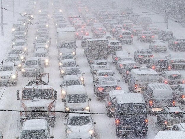 Новости Днепра про В снежном  плену в Днепре: чем заняться в пробке  (СОВЕТЫ)