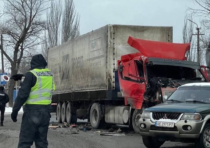 Новости Днепра про Покореженный салон и выбитые стекла: в Днепре фура «влетела» в маршрутку