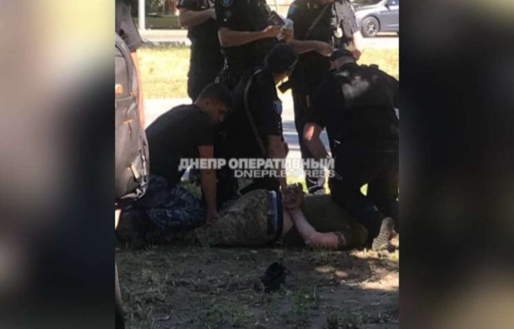 Новости Днепра про Оружие, наркотики и алкоголь: в Приднепровске водитель разбил витрину и снес столб