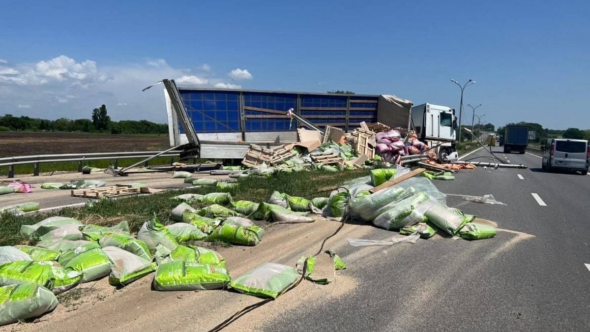 Новости Днепра про Мешки по всей дороге: на Днепропетровщине фура врезалась в отбойник