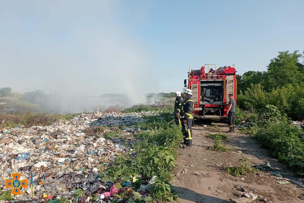 Новости Днепра про На Днепропетровщине спасатели более 14 часов тушили пожар на мусорном полигоне