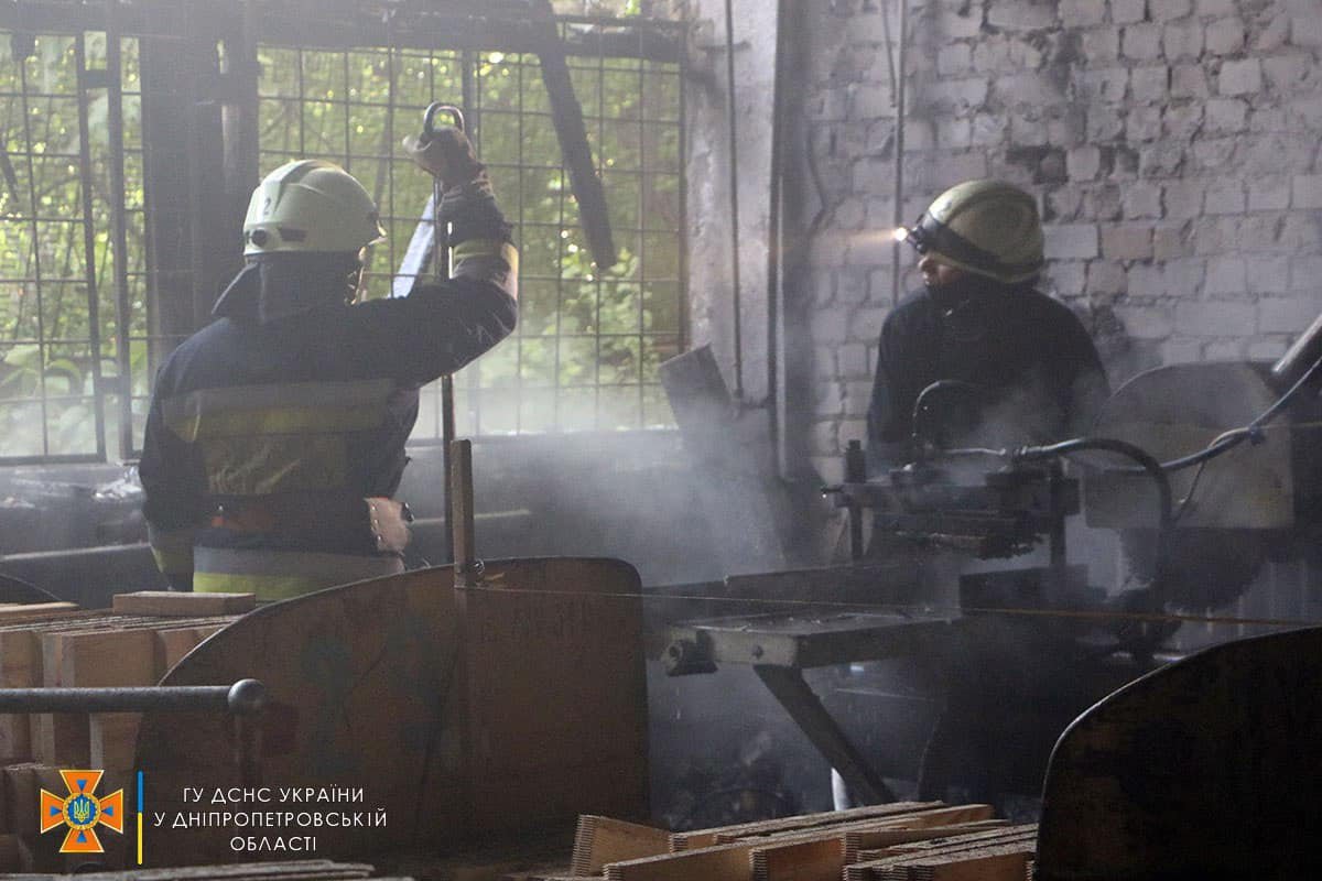 Новости Днепра про У Дніпрі на одному із підприємств загорівся столярний цех