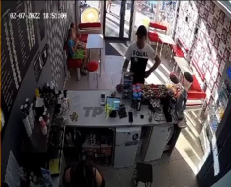 Новости Днепра про В Каменском посетитель кофейни украл у бариста AirPods и чаевые