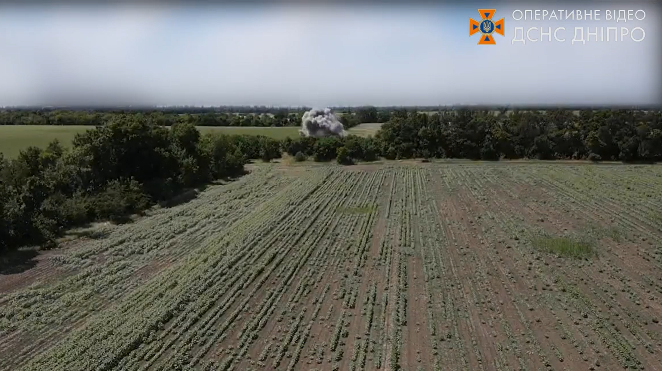 Новости Днепра про Спасатели Днепропетровщины показали, как обезвреживают "подарки" от оккупантов