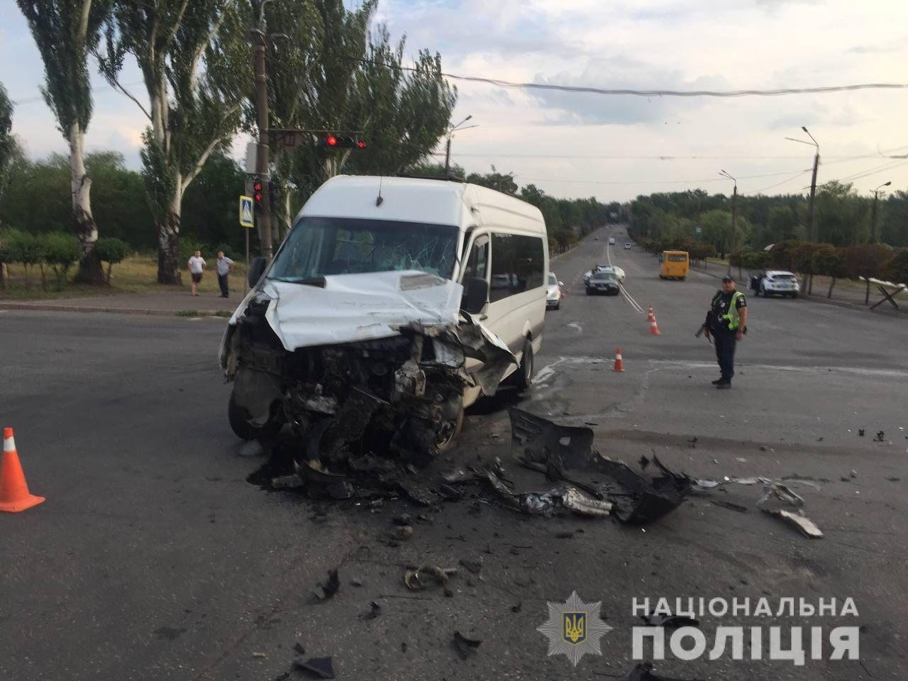 Новости Днепра про У Кривому Розі зіткнулись фура та маршрутне таксі: коментар поліції