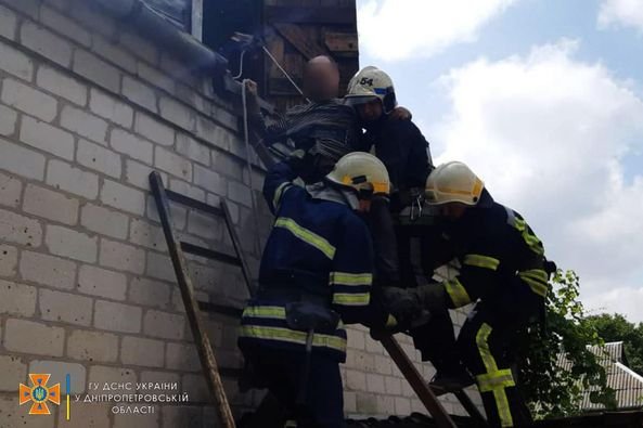 Новости Днепра про Півдня провів на горищі: на Дніпропетровщині рятувальники допомогли літньому чоловіку