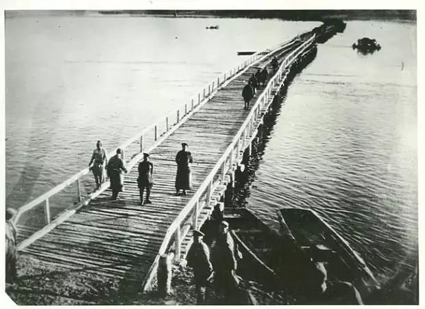 Новости Днепра про На тролейбусі через Дніпро: по дерев’яному мосту через річку ходив електротранспорт (ФОТО)