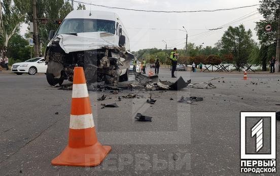 Новости Днепра про Постраждали 22 людини: у Кривому Розі зіткнулись маршрутка та фура