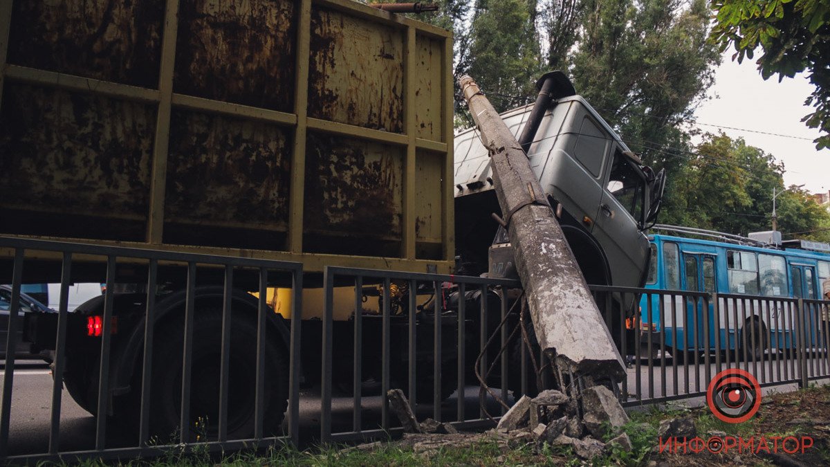 Новости Днепра про Уламки бетону та заліза: в Дніпрі на Панікахи стовб впав на фуру