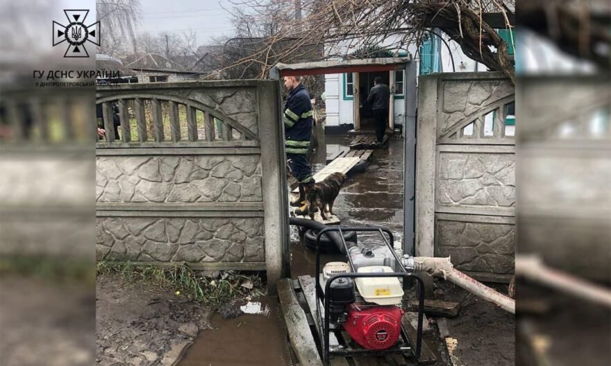 Новости Днепра про Из-за дождей в Днепре затопило частный дом