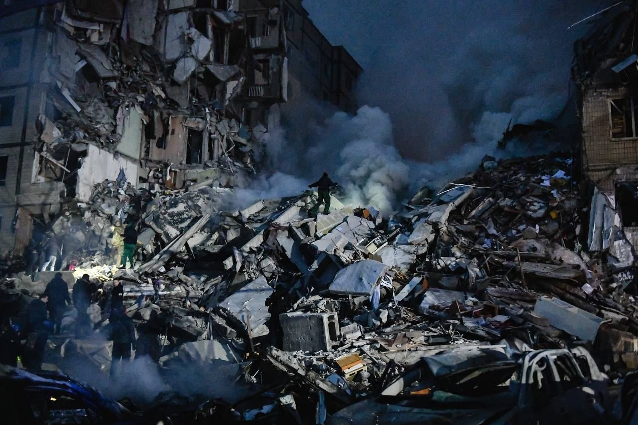 Новости Днепра про Спасательная операция в Днепре продолжается: есть угроза обрушения плит разрушенного ракетой дома