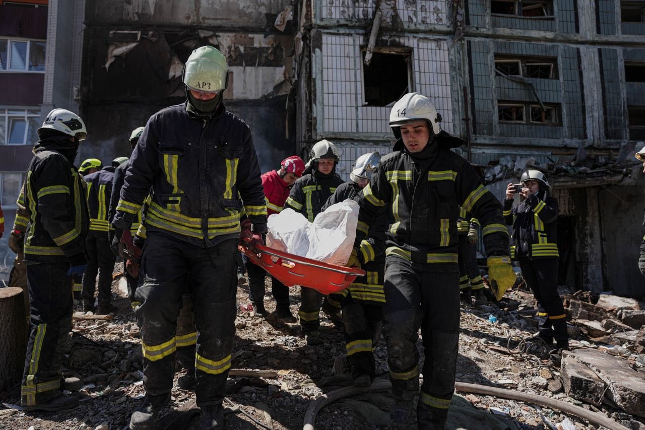 Новини Дніпра про Рятувальна операція в Умані завершена: 17 осіб врятовано, 2 жінки вважаються безвісти зниклими