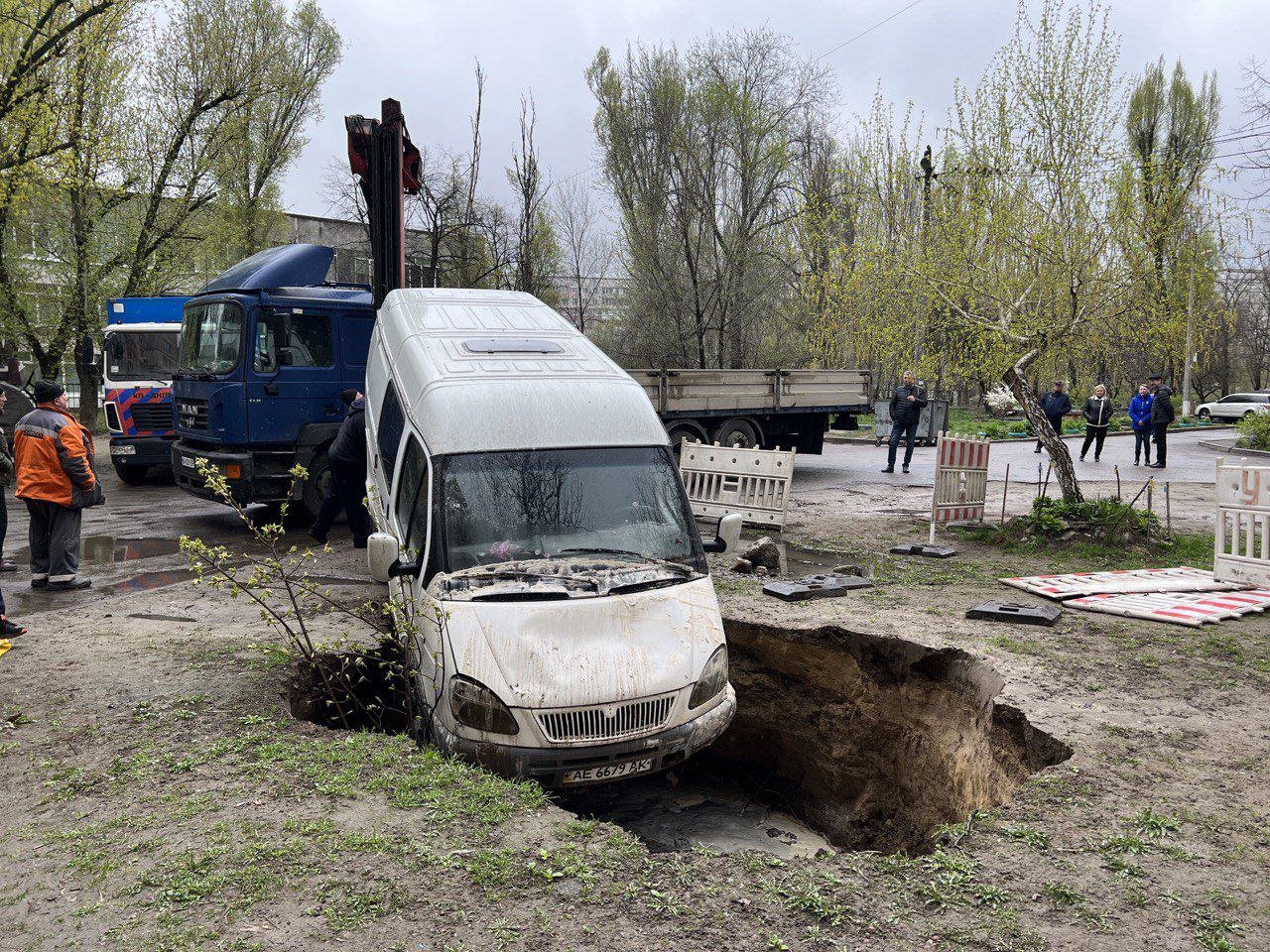 Новости Днепра про В Днепре коммунальщики объяснили, почему на Янтарной под землю провалилась "ГАЗель" (ФОТО)