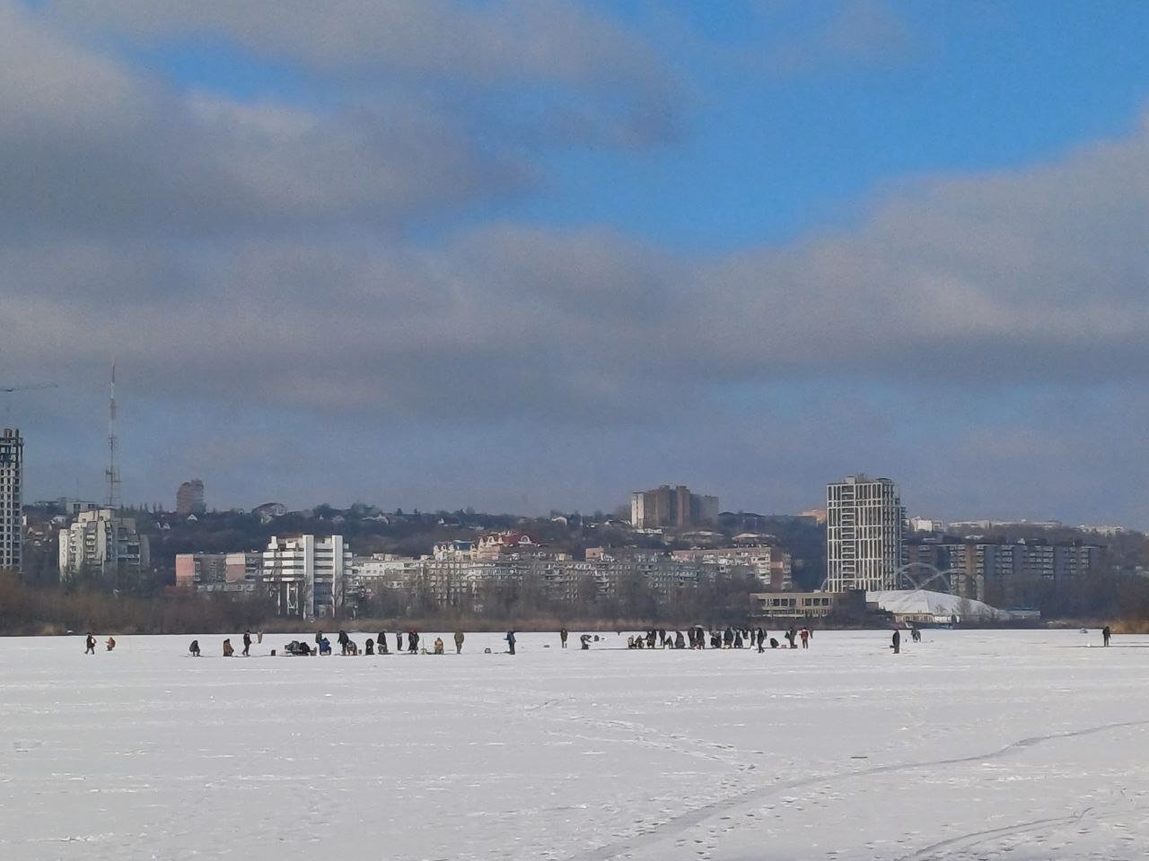 Новости Днепра про В Днепре посреди реки появился огромный рыбацкий городок (ФОТО)