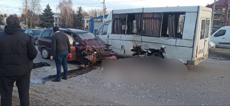 Новини Дніпра про У Дніпрі на Зимових Походів автівка на швидкості влетіла в маршрутку з пасажирами: є постраждалі