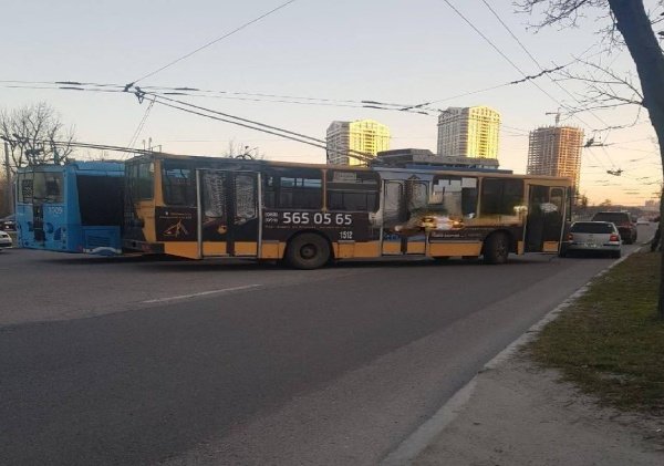 Новини Дніпра про У Дніпрі на Набережній Перемоги не поділили дорогу легковик та тролейбус: рух ускладнено