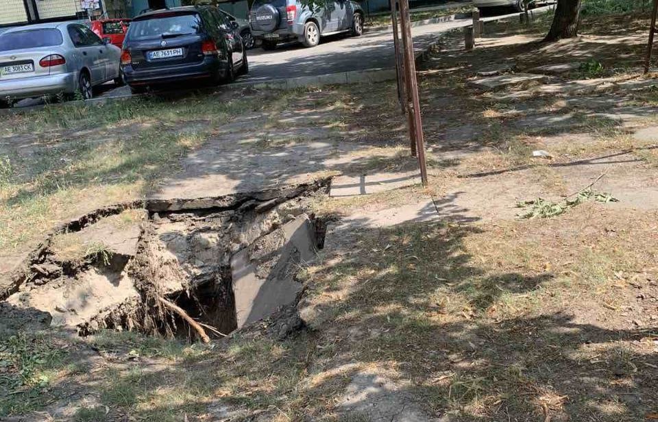 Новости Днепра про В Днепре на Новогодней возле детской площадки образовался подземный "портал" (ФОТО)