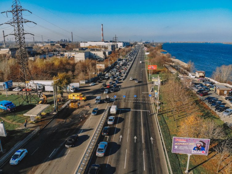 У Дніпрі на Набережній Заводській внаслідок ДТП перекинулася вантажівка: рух ускладнено