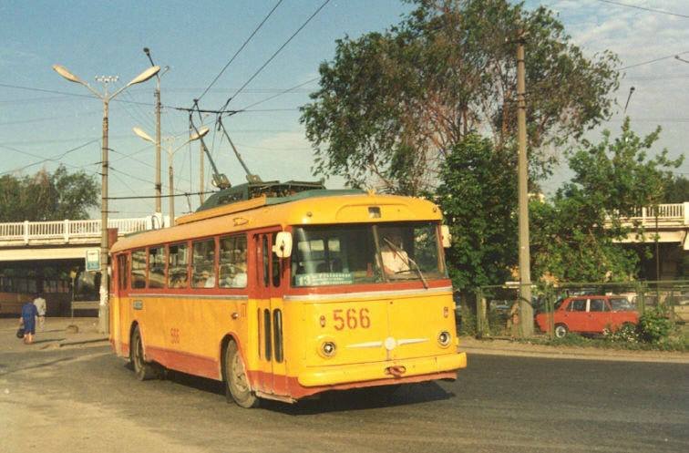 Як виглядав Дніпро у середині 1980-х років: продукти «з машин» та яскраво-жовті тролейбуси