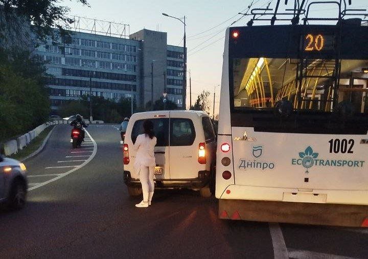 ДТП з тролейбусом та авто в Дніпрі 