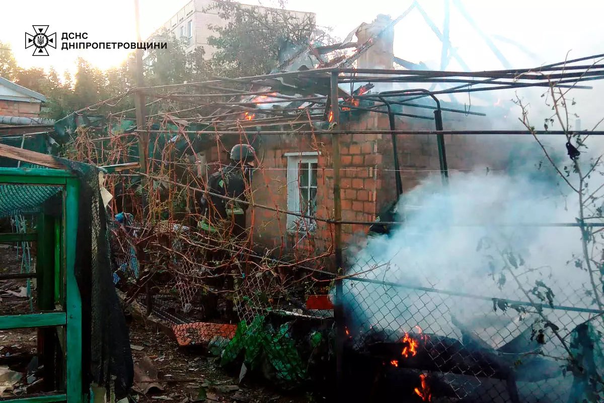 На Дніпропетровщині внаслідок обстрілу сталася пожежа в житловому секторі