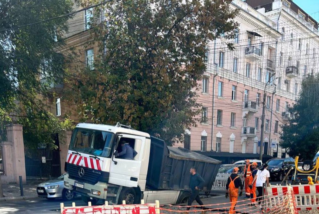 Ями проти ремонту доріг: у центрі Дніпра фура з асфальтом пішла під землю 