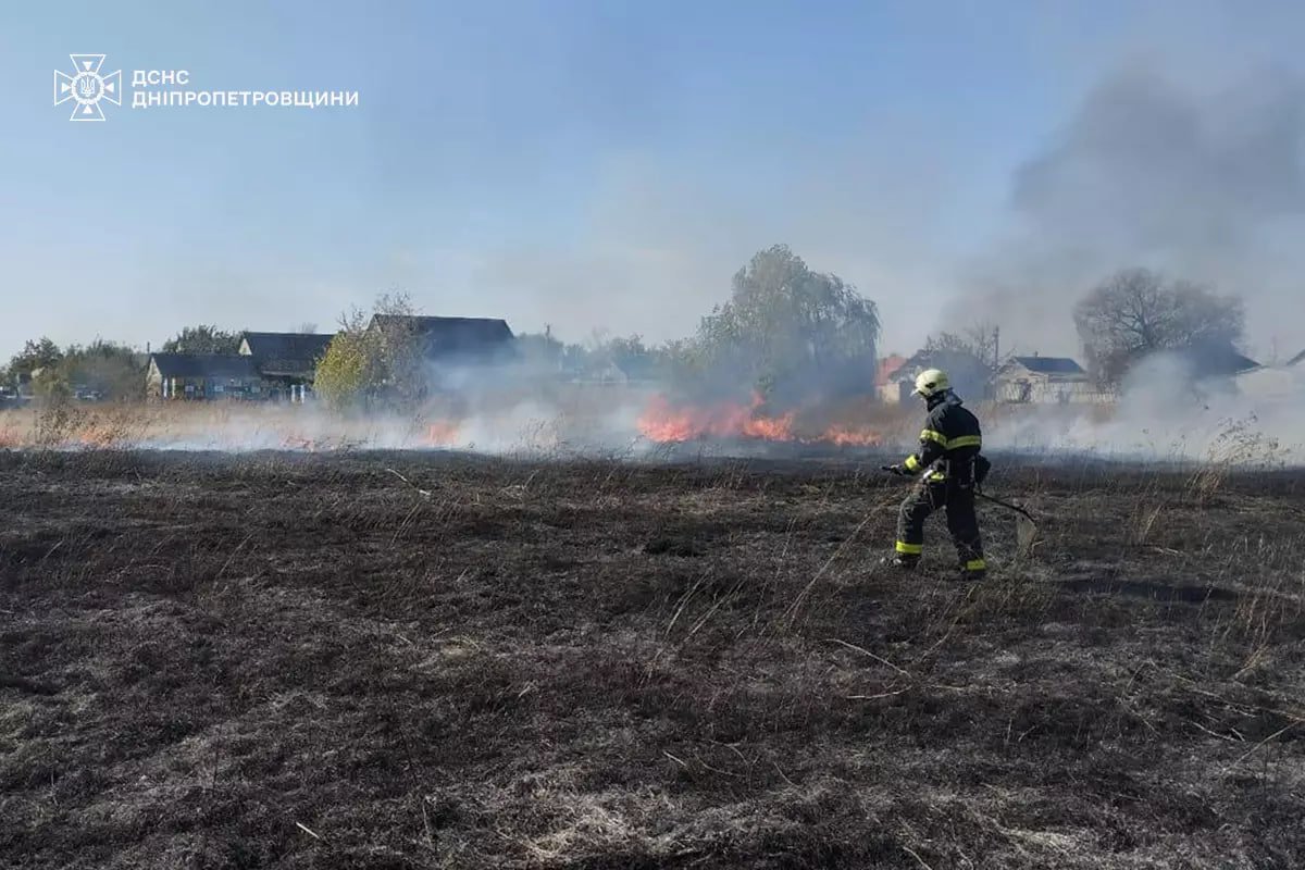 У Дніпровському районі жінка отримала опіки, намагаючись загасити суху траву 