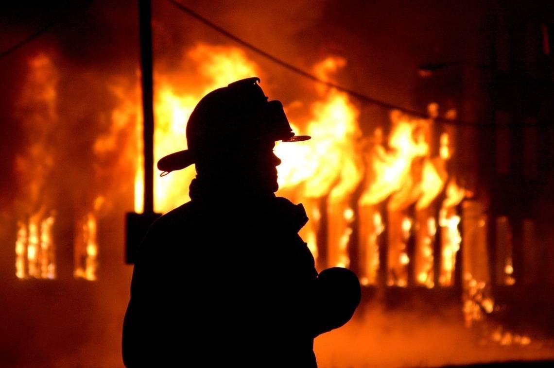 Горів будинок на площі 140 кв. м: на Дніпропетровщині з масштабної пожежі врятували чоловіка