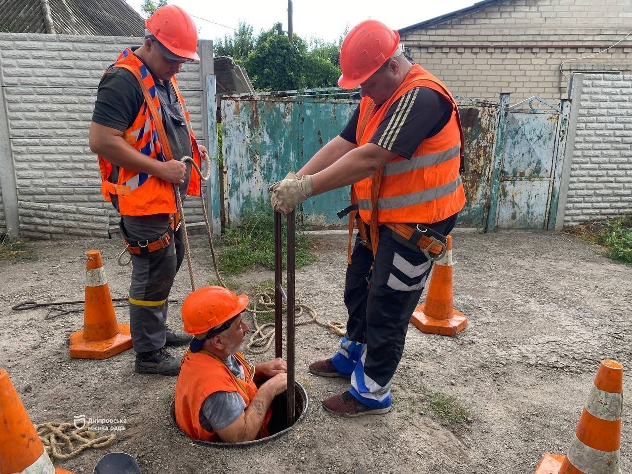 Комунальники з водоканалу в Дніпрі 