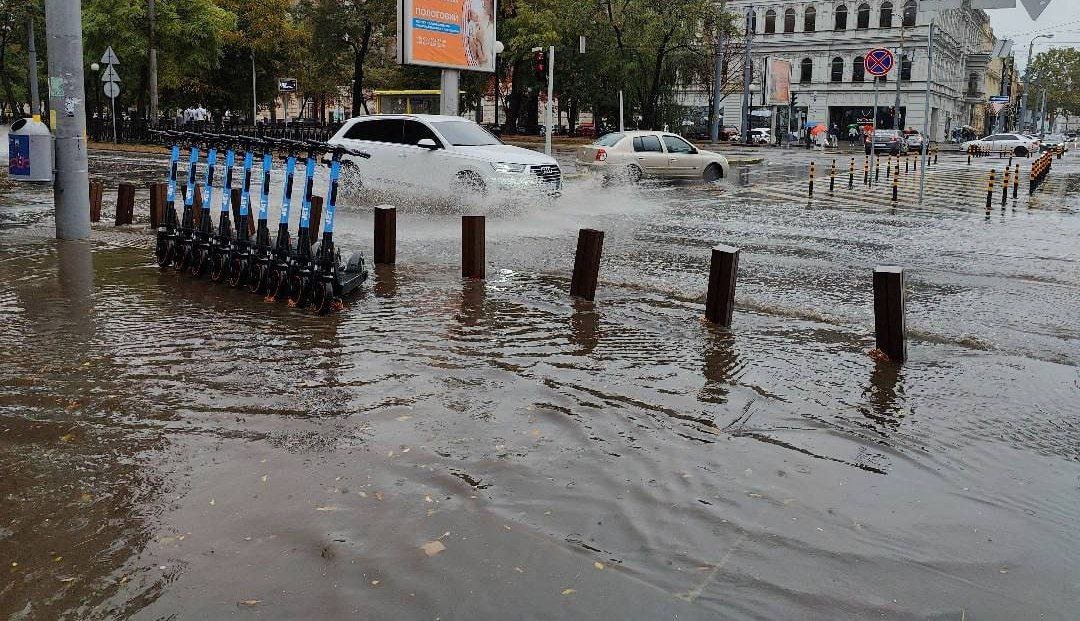 Улицы в центре Днепра залиты водой