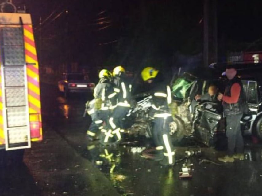 В Кривом Роге легковушка влетела в дерево: водителя зажало в авто