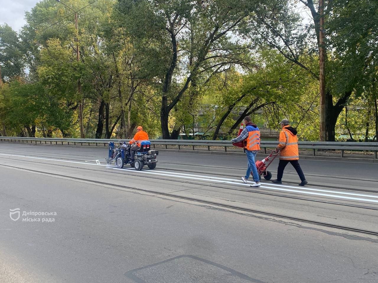 Коммунальщики наносят разметку на Старый мост в Днепре