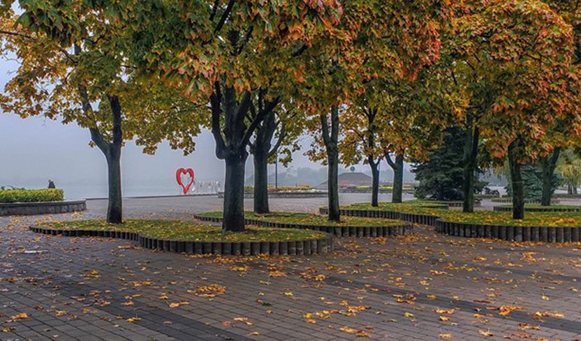 В Днепре метеорологическая осень опоздала на две недели