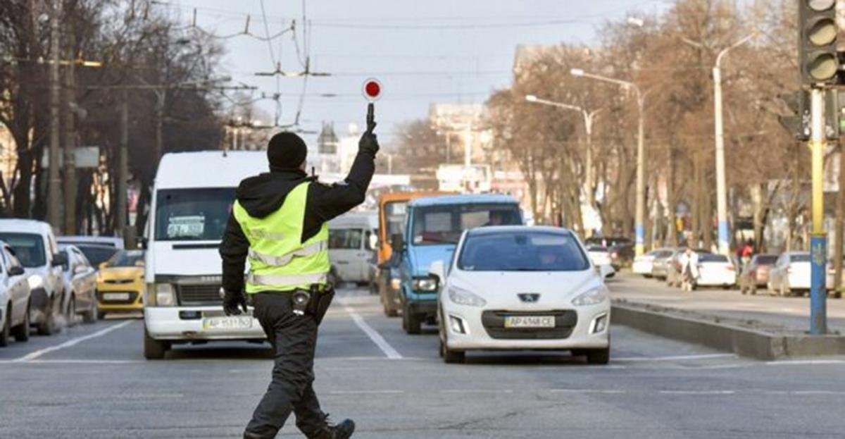 Патрульные посреди города