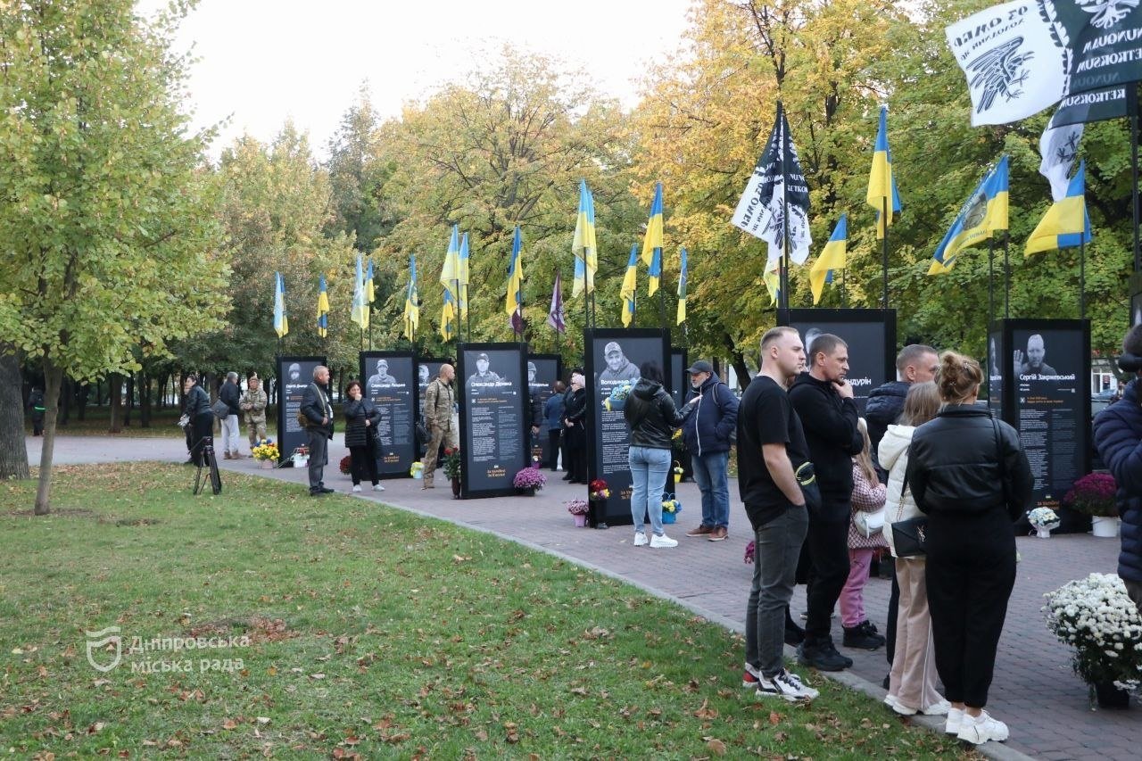 В Днепре в сквере Героев обновили мемориал погибшим защитникам