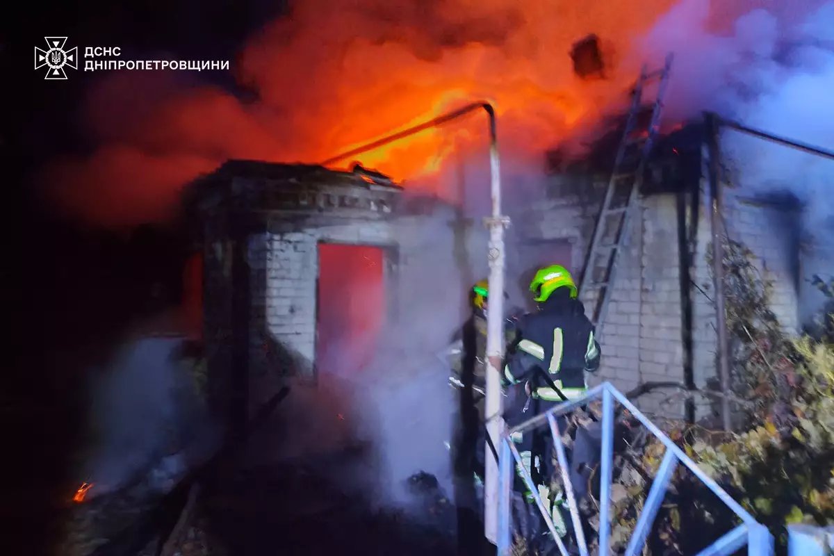 Ледве загасили: у Дніпровському районі сталася масштабна пожежа у будинку