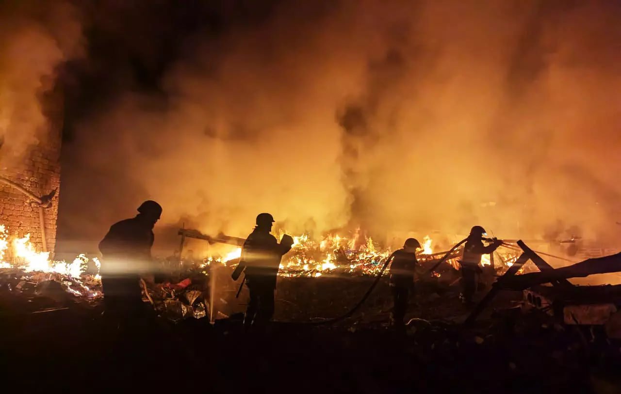 Повреждены дом, клиника и авто: появились фото последствий ракетной атаки на Кривой Рог