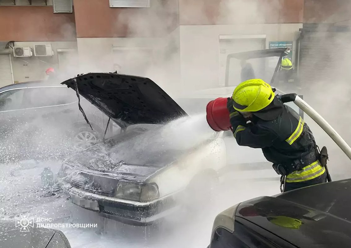 Гасили 9 рятувальників: у центрі Дніпра спалахнув автомобіль