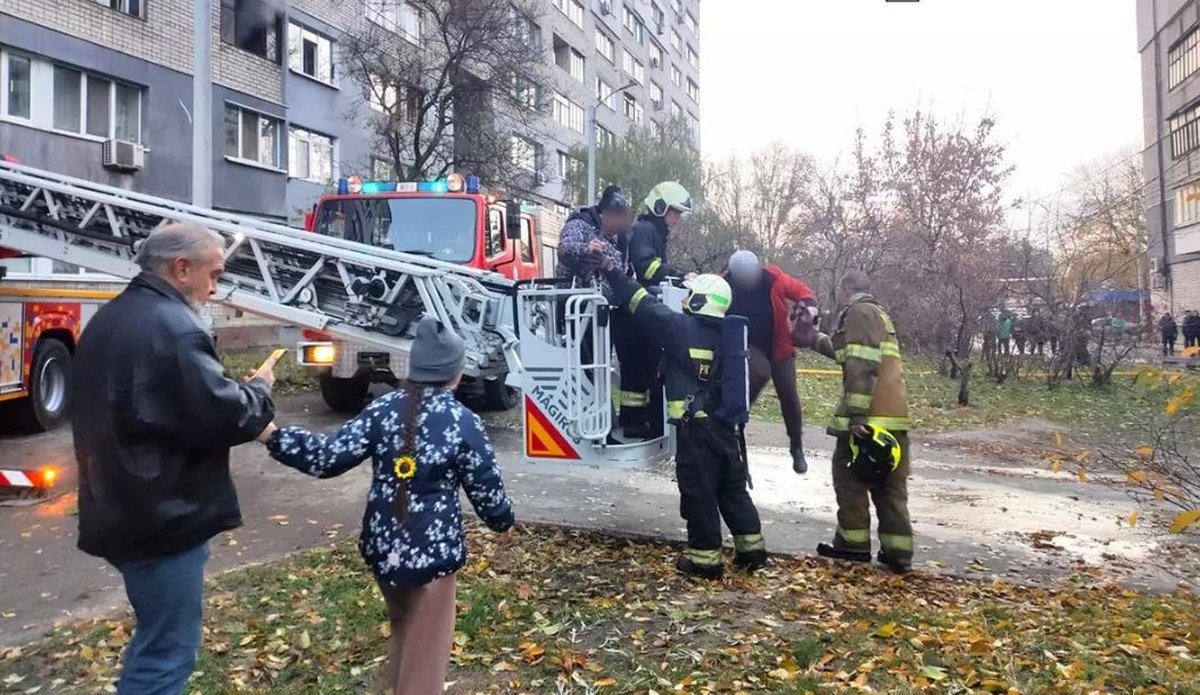 Спасение людей из пожара в Днепре