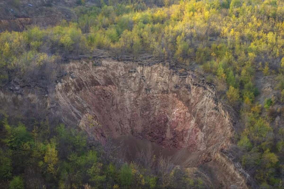 У мережі показали вражаюче фото гігантського провалля на Дніпропетровщині 