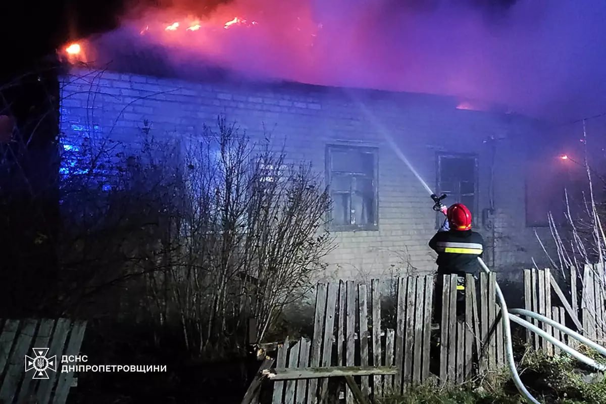 На Днепропетровщине горели 2 частных дома: мужчина получил сильные ожоги