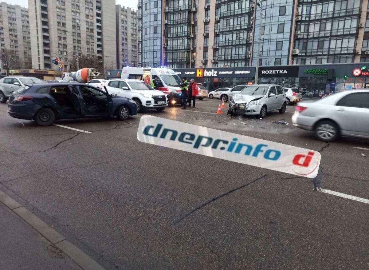 В Днепре на Набережной Победы произошло сильное ДТП: возникла огромная пробка