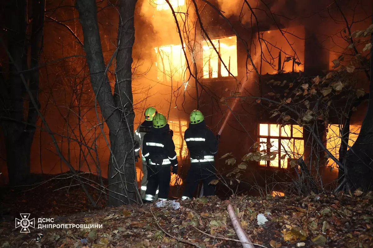 Масштабный пожар: ночью в центре Днепра снова пылало заброшенное здание