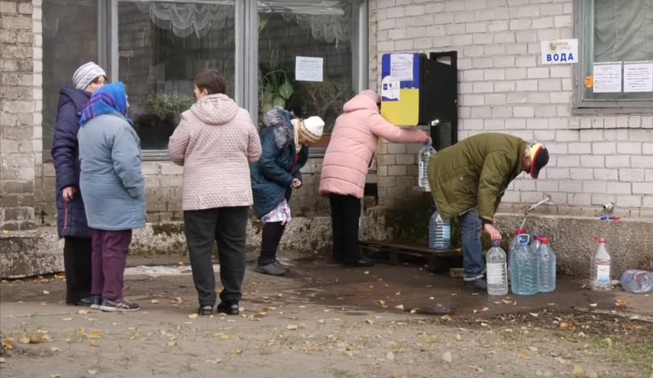 Жителі Марганця набирають воду